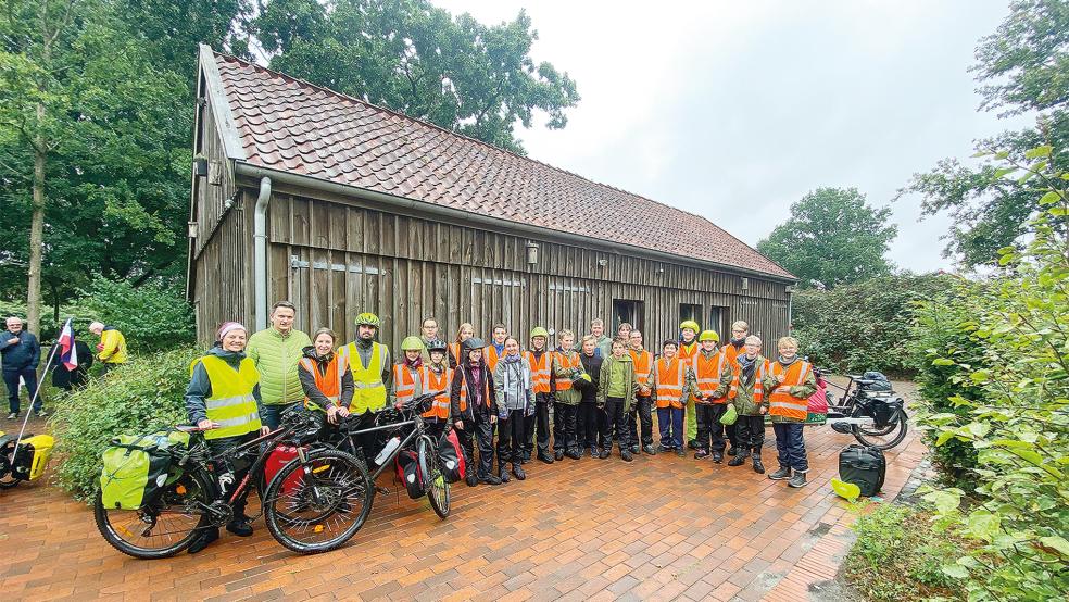 Die Reisegruppe vor dem Heuhotel. © Kuper