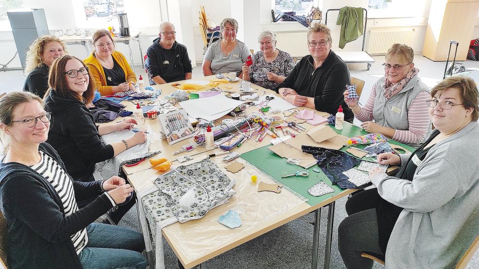 Einen monstermäßigen Workshop gab es in der vergangenen Woche beim Gesundheitsamt: An zwei Tagen nähten rund 20 Selbsthilfeaktive phantasievolle Monster für den Aktionstag zur »Woche der seelischen Gesundheit« am 15. Oktober auf dem Denkmalsplatz in Leer.  © Foto: Himstedt