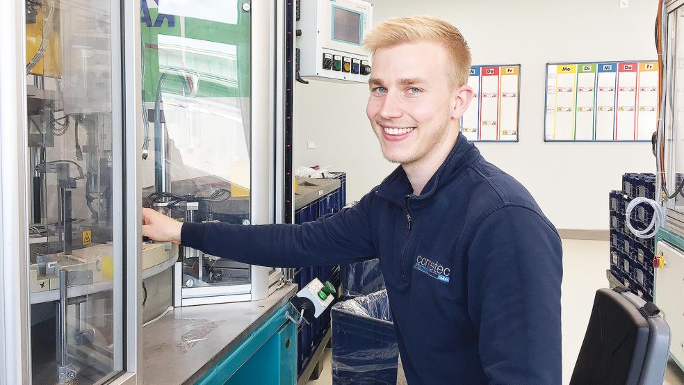 Philipp Stratmann, eigentlich Fachinformatiker beim Computerdienstleister Connetec aus Leer, fertigte beim »Schichtwechsel« für einen Tag Bauteile für die Automobilindustrie in der Werkstatt der Lebenshilfe Leer.  © Foto: privat