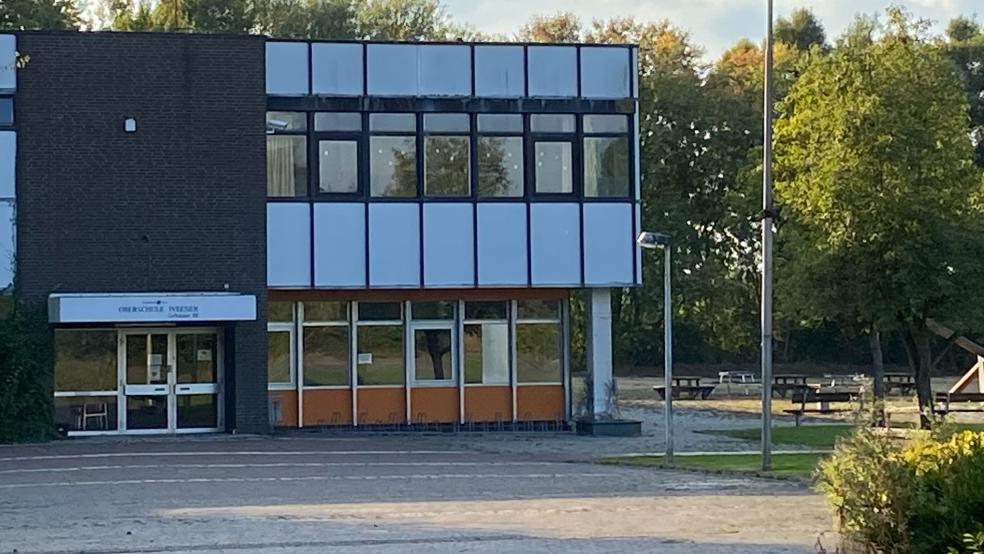 Das Gebäude der ehemaligen Oberschule an der Floorenstraße soll laut Landkreis jetzt bald mit Flüchtlingen belegt werden.  © Foto: Kuper