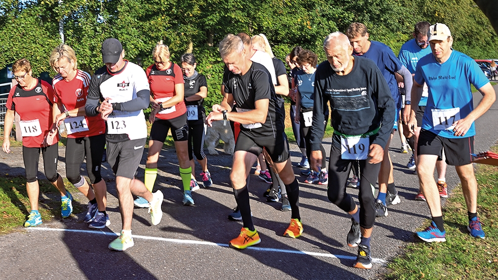 Startschuss für die Sechs-Kilometer-Strecke. Hieran nahmen 21 Läuferinnen und Läufer teil, von denen auch einige nicht aus dem Rheiderland kommen.  © Fotos: Bruins