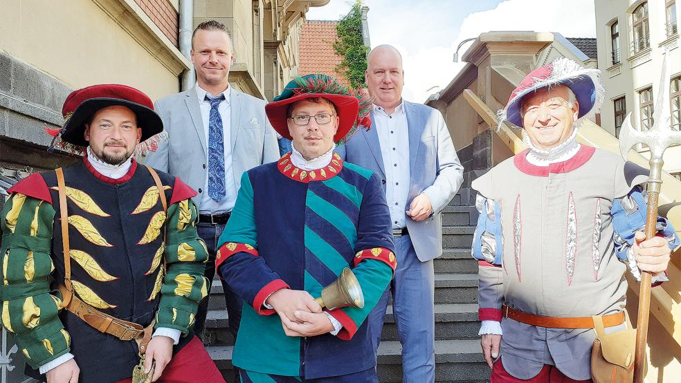 Schausteller Timo von Halle (hinten von links) und Bürgermeister Claus-Peter Horst freuen sich mit den Herolden Michael Alsdorf (vorne von links), Hinrich Behrens und Reemt Reemtsema auf den 514. Gallimarkt.  © Foto: Berents