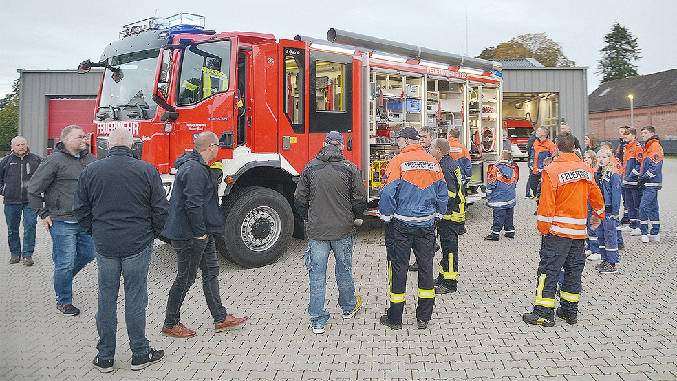 Großer Andrang herschte auf dem Parkplatz des Feuerwehrhauses in Weener, als das neue Hilfeleistungslöschgruppenfahrzeug HLF 20 eingetroffen war.  © Foto: Wolters