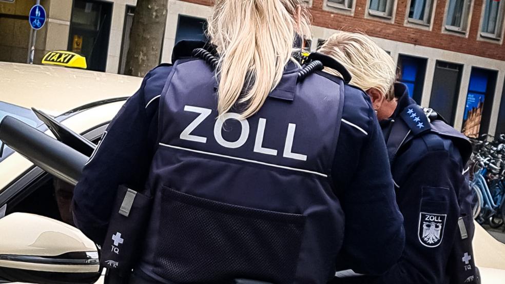 Einsatzkräfte des Zolls bei der Kontrolle eines Taxis. © Zoll