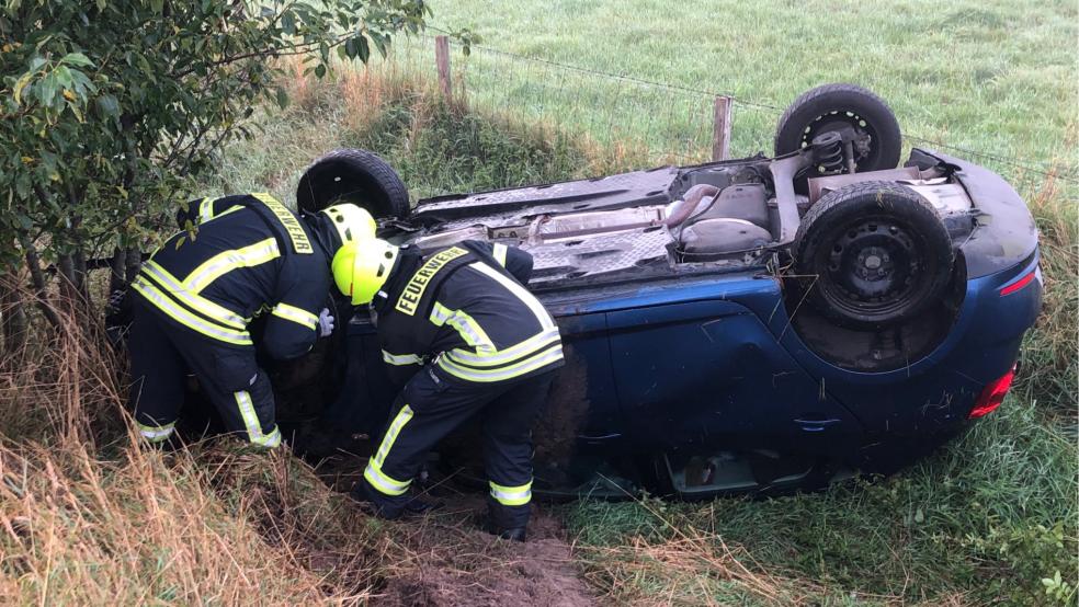 Weil Passanten zunächst eine eingeklemmte Person gemeldet hatten, wurde neben der Feuerwehr Aschendorf auch die Feuerwehr Untenende alarmiert. Die Autofahrerin konnte sich aber selbst befreien. © Feuerwehr