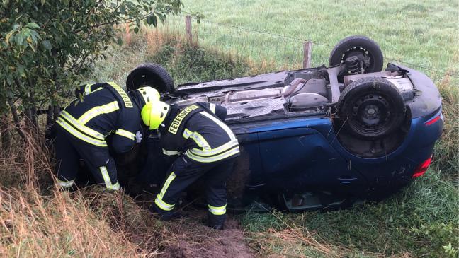 Auto bleibt auf Dach im Graben liegen