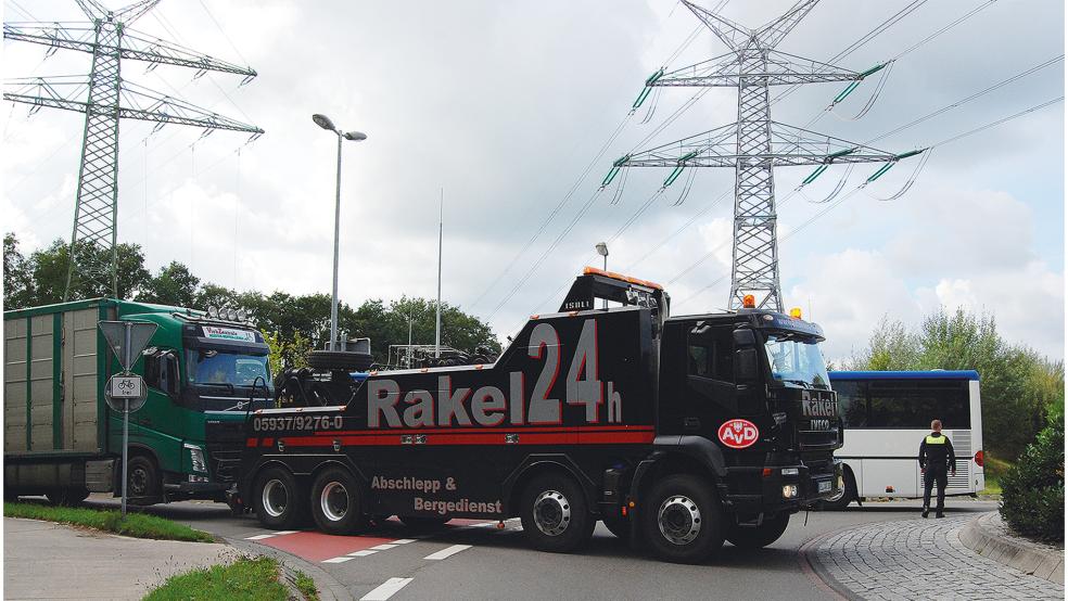 Der Abschleppwagen hat den Viehtransporter "an den Haken" genommen. © Foto: Hoegen