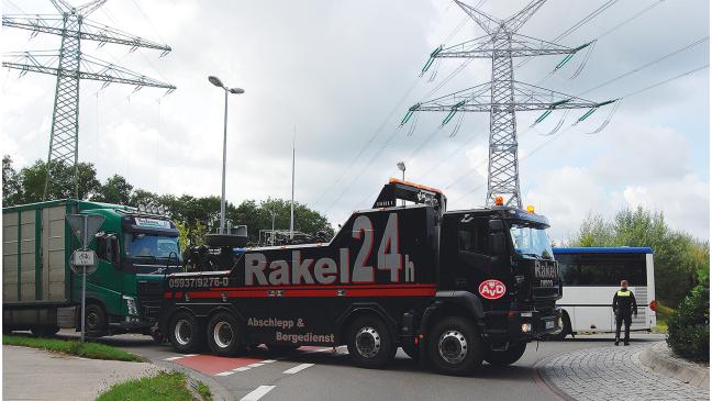 Viehtransporter bleibt am Kreisel in Stapelmoor liegen