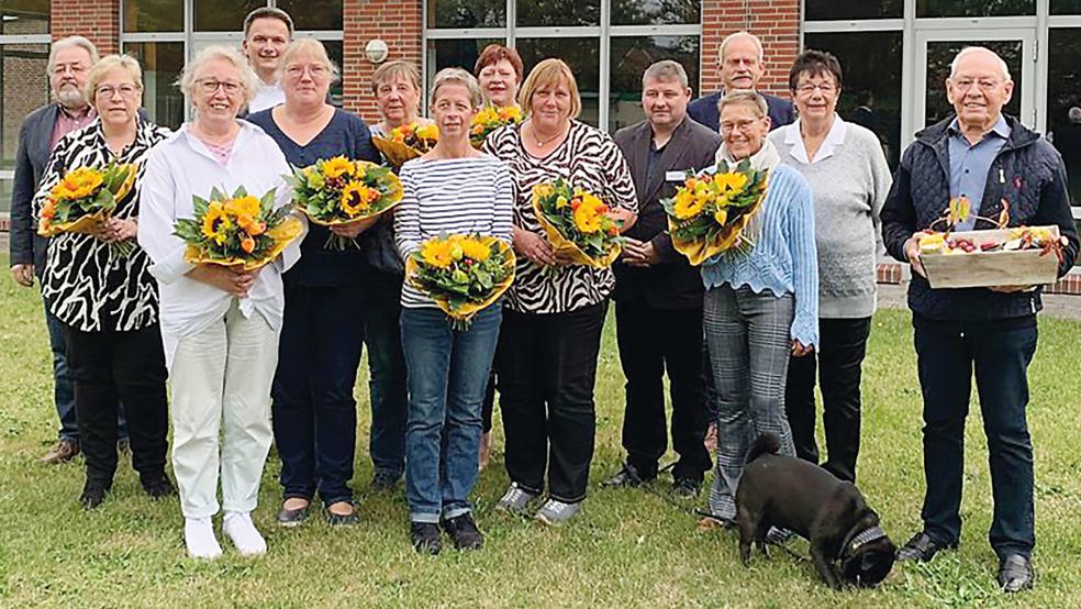 Feierten das 50-jährige Jubiläum der Reha-Sportgemeinschaft: Egge Mansholt (von links), Andrea Hamminga, Ingrid Menne, Uwe Sap, Tanja Bernardy, Hannelore Gardey, Sandra Manske, Gina Stumpf, Marion Wessels, Michael Lohhoff, Jörg Kromminga, Monika Gloger, Gerda Müller und Otto Schoormann.  © Foto: privat