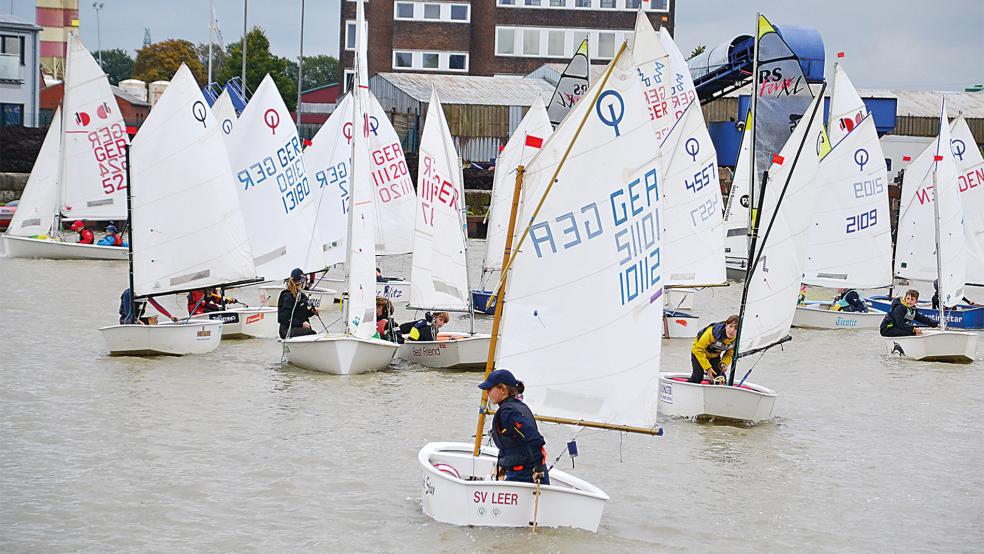 Insgesamt waren bei der Gallimarkts-Regatta 58 Segler auf 39 Booten im Leeraner Handelshafen unterwegs.  © Fotos: Kuper