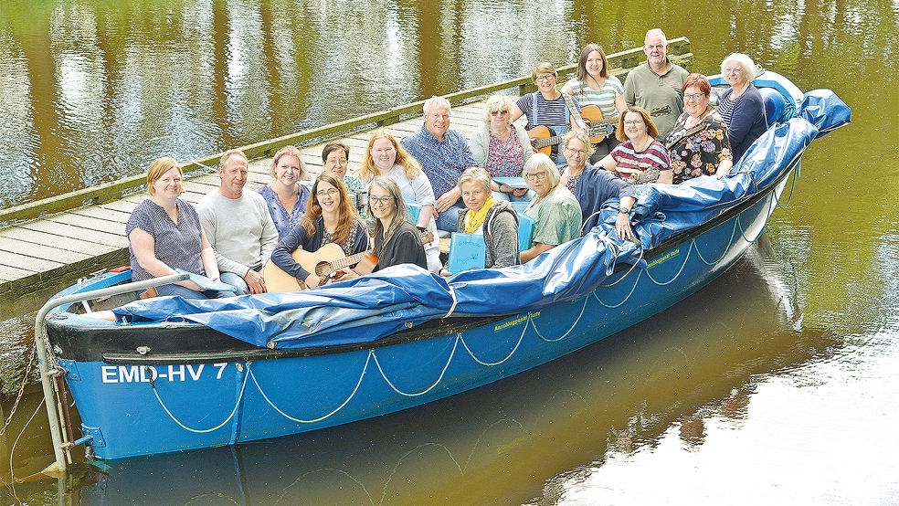 Alle in einem Boot: Die Mitglieder des Gitarrenchors Wymeer nehmen Kurs auf ihr Jubiläumskonzert.  © Foto: privat