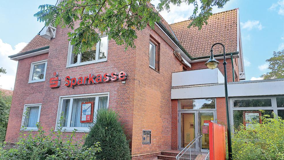 Dass die Filiale der Sparkasse in Jemgum vom 10. Oktober bis voraussichtlich Ende März komplett geschlossen werden soll, will der Gemeinderat nicht hinnehmen.  © Foto: Szyska