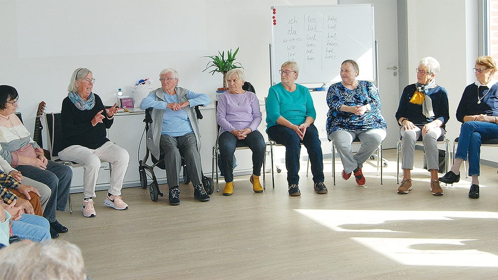 Insa Ray (Siebte von rechts) lud gestern beim »Tag der Älteren« im Familienzentrum in Bunde zum »Tanzen im Sitzen« ein. Das Interesse war groß.  © Foto: Hoegen