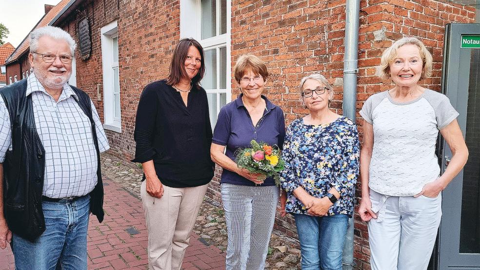 Christine Kimmich (Mitte) wurde von Christa Olearius als Vorsitzerin der Arbeitsgemeinschaft Christlicher Kirchen Leer und von ihrem Stellvertreter Siegfried Stoltze verabschiedet. Als neue Delegierte rücken Hilke Heikens und Monika Kleinat nach.  © Foto: Dübbel