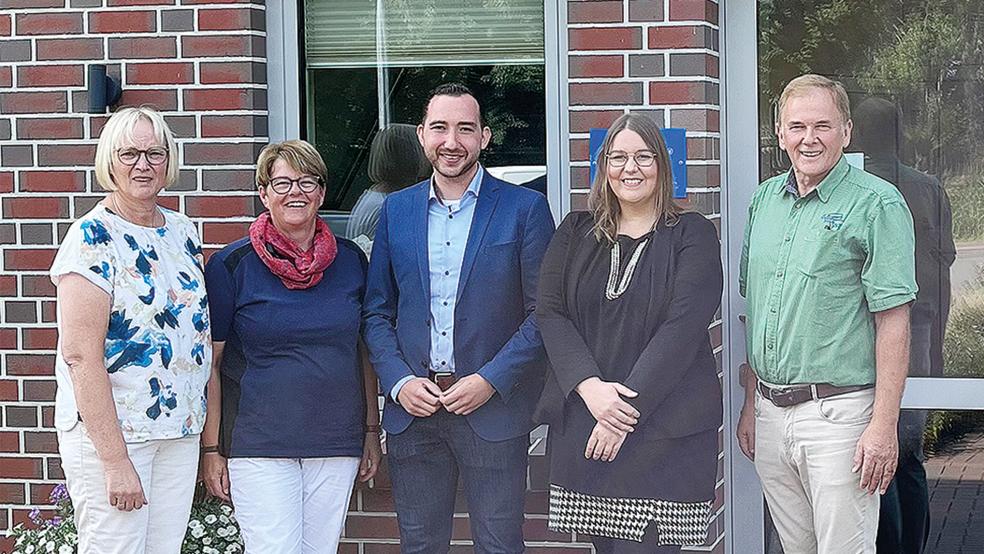 Bei der Diakoniestation Bunde-Jemgum (von links): Geschäftsführerin Angelika Wilken, Pflegedienstleiterin Hilde Hommers, SPD-Landtagskandidat Nico Bloem, Lea Timmer (SPD Bunde-Bunderhee) und Gerald Sap, Vorsitzender der Diakonie Bunde-Jemgum.  © Foto: privat