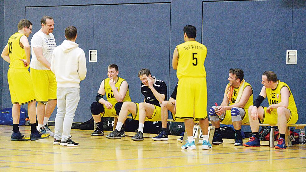 Nicht auswärts, aber auch nicht zu Hause - der TuS Weener trägt seine Heimspiele in der Basketball-Kreisklasse in dieser Saison wieder in der Halle der Leeraner Friesenschule aus.  © Foto: Born