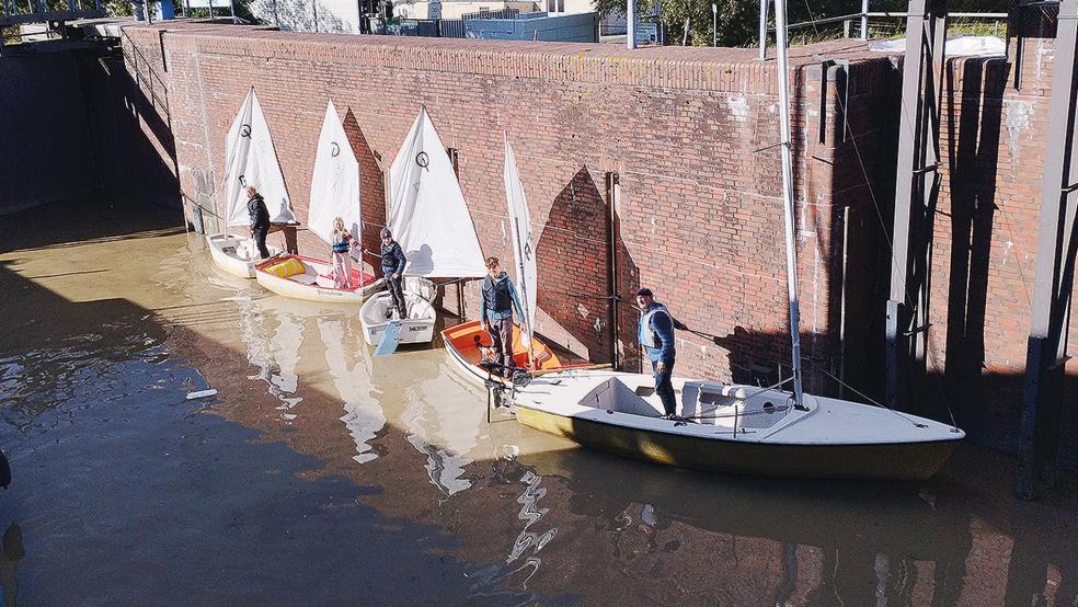 Betreuer Dieter Weber (von rechts) führte die Opti-Segler Jona Abbas, Oscar Welp, Aukje Janssen und Raik Feenders durch die Kammerschleuse in Weener.  © Foto: Born