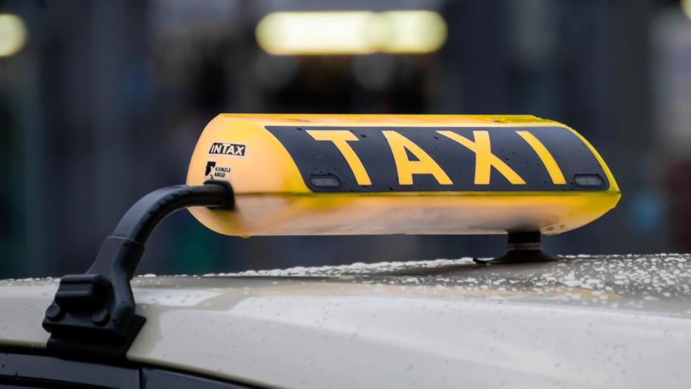 Ein 22-jähriger Mann wollte eine Taxifahrt nicht bezahlen und rastete aus, als Polizeibeamte die Situation klären wollten.  © Pixabay (Symbolfoto)