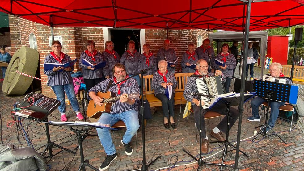 Die beliebten Jemgumer »Nordseekrabben« stellten beim Erntefest unter Beweis, dass sie das Musizieren während der Corona-Zwangspause nicht verlernt haben.  © Kuper