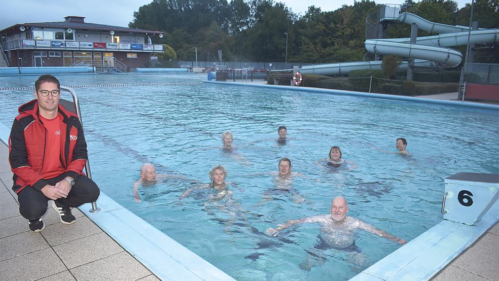 Die Frühschwimmer und Friesenbad-Betriebsleiter Markus Bakker verabschiedeten sich am Sonnabend nach einem »perfekten Sommer« bis zur nächsten Saison, die am 15. April 2023 morgens um 6 Uhr beginnen soll.  © Foto: Kuper