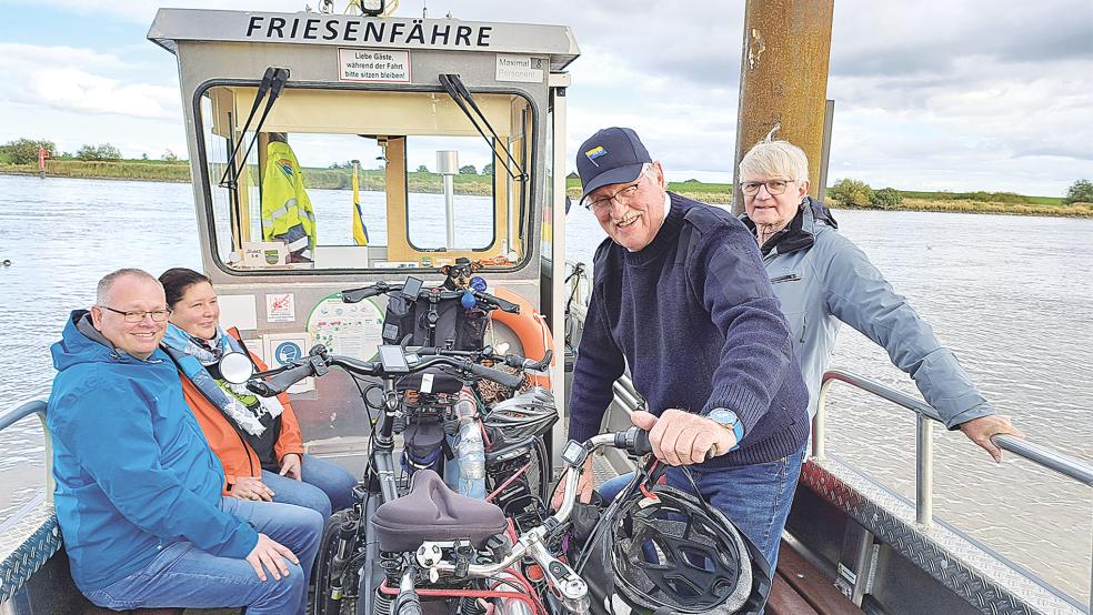 Schiffsführer Hans Bleeker (Zweiter von rechts) hatte gestern Nachmittag noch einmal alle Hände voll zu tun, um die Passagiere und ihre Fahrräder sicher von Weener nach Mitling-Mark oder in die umgekehrte Richtung zu bringen. Der 73-jährige Esklumer ist von Anfang an dabei und will auch im kommenden Jahr mit der »Friesenfähre« über die Ems schippern.  © Foto: Szyska