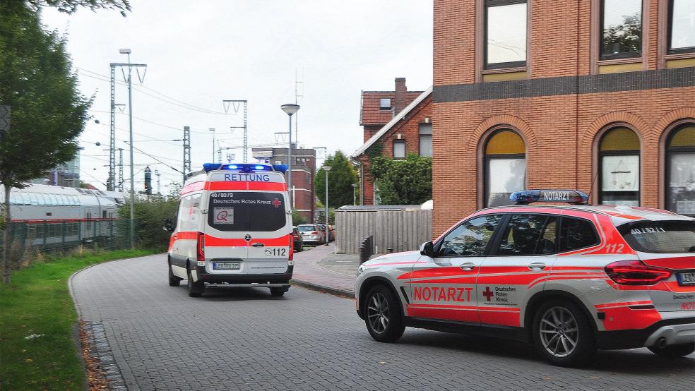 Der verletzte Mann wurde mit einem Rettungswagen in ein Leeraner Krankenhaus gebracht.  © Foto: Wolters