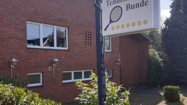 Einbrecher steigen in Tennishalle ein