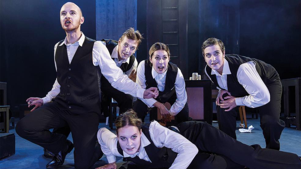 Mit »Der Untertan« startet die Landesbühne am 14. Oktober um vier Wochen verspätet in die neue Spielzeit in Weener. Im Bild eine Szene mit Wiktor Grduszak, Aom Flury, Jessica Trocha, Hannah Sieh und Aida-Ira El-Eslambouly (von links).  © Foto: Landesbühne/Volker Beinhorn