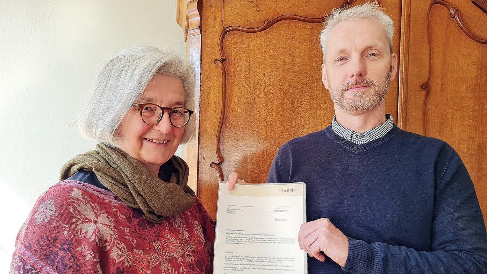 Hilke Boomgaarden und Oliver Freise freuen sich über die Förderung für den Heimatverein.  © Foto: Daniela Akkermann
