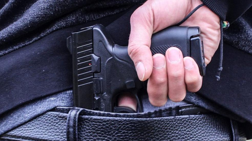 Der Täter drohte mit einer Waffe und flüchtete anschließend mit dem erbeuteten Bargeld. © Pixabay (Symbolfoto)