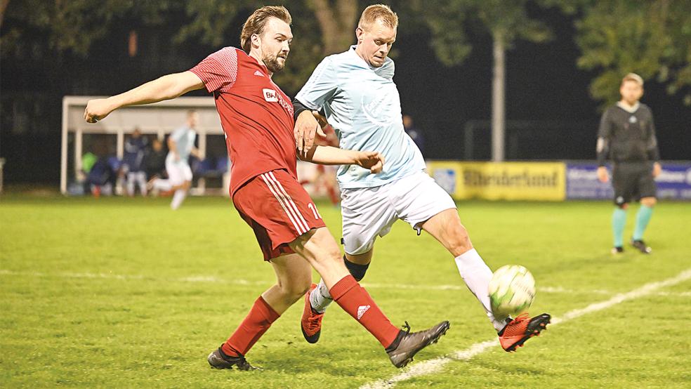 Aaron Mansholt (links) brachte den SV Ems Jemgum II bei der SG Weener II/Heidjer SV II mit 1:0 in Führung.  © Foto: Bruins