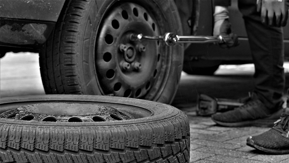 Dringend einen Reifenwechsel braucht ein Transporter der Marke Renault, dem auf der Autobahn 31 ein Reifen platzte.<br />  © Symbolfoto: Pixabay