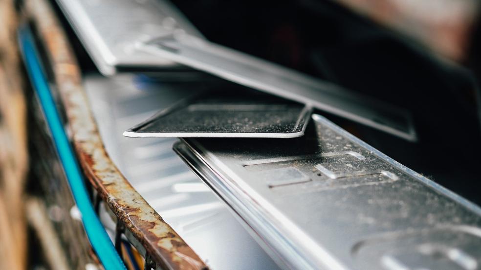 Eine nicht existierende Landkreis-Kennung, dazu die falschen amtlichen Siegel, da wäre ein unbeschriftetes Kennzeichen wohl weniger auffällig gewesen.  © Symbolfoto: Pixabay