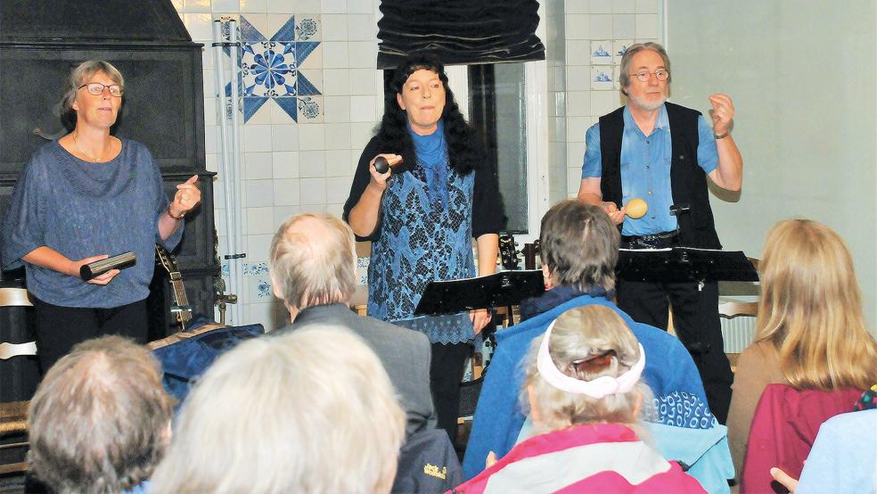 Die Musikerin Gitta Franken aus Südbrookmerland (Mitte) feiert dieses Jahr ihr 30-jähriges Bühnenjubiläum. Mit Sängerin Marianne Deutschmann und Ehemann Udo Franken gab sie kürzlich als »Dreebladd« ein Konzert im Klottjehuus in Leer.  © Foto: Former
