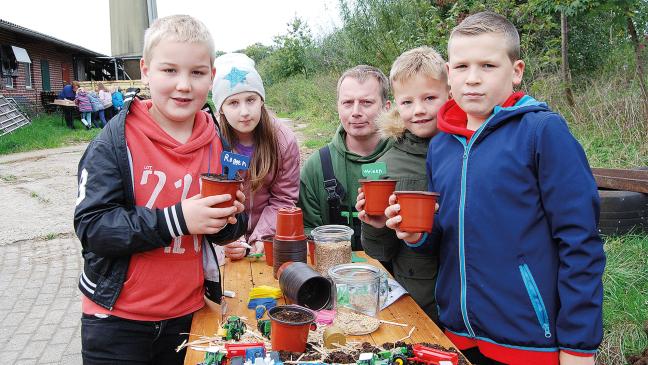Grundschüler pflanzen Roggen, Weizen und Gerste