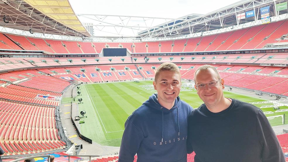 Eine Stadionführung durch das berüchtigte Wembley-Stadion im Nordwesten Londons durfte für Matthias Schmidt (rechts) und Kumpel Leon Vosse natürlich nicht fehlen.  © Foto: privat