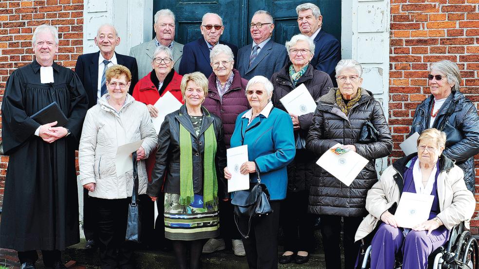 Nach dem Gottesdienst versammelten sich die Jubilare zum Gruppenfoto mit Pastor Heiko Rademaker: Gerda Hahn, Marianne Hilbrands, Thea Hinrichs, Edith Huisinga, Lene Latzel, Gertrud Reinders, Hinriette Thomas, Marga Waschhöfer, Wilma Yzer, Wilhelm Borchers, Eildert Buizinga, Jan Eilers, Siegfried Schmidt sowie Helmuth Schröder. Zwei weitere Jubilare fehlten krankheitsbedingt.  © Foto: privat