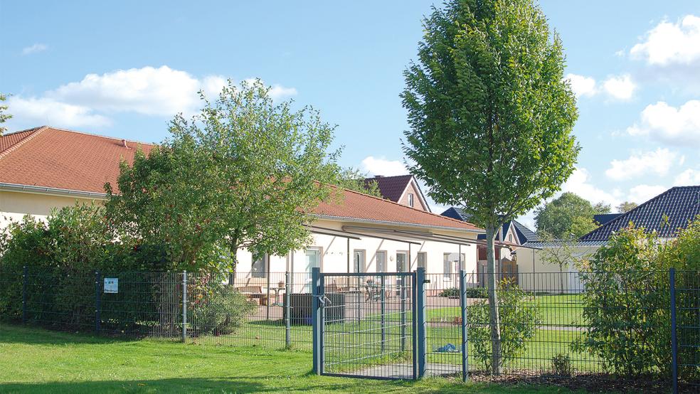 An der rückwärtigen Seite der Tagesförderstätte in Bunde ist ein Anbau geplant.  © Foto: Hoegen