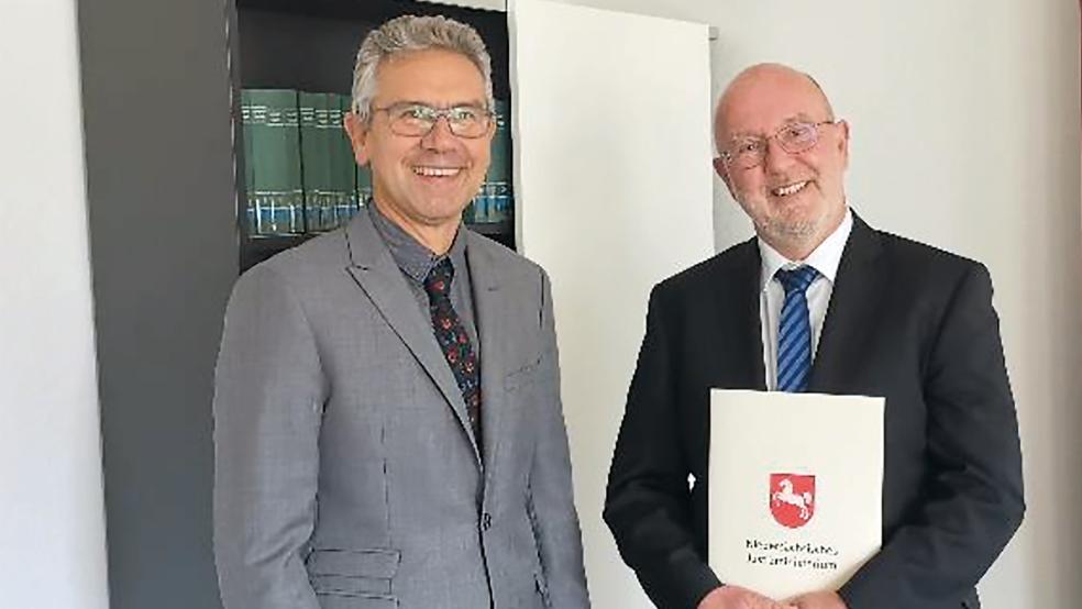 VG-Präsident Dr. Thomas Smollich überreichte Harald Meyer (rechts) seine Ernennungsurkunde.  © Foto: VG Oldenburg