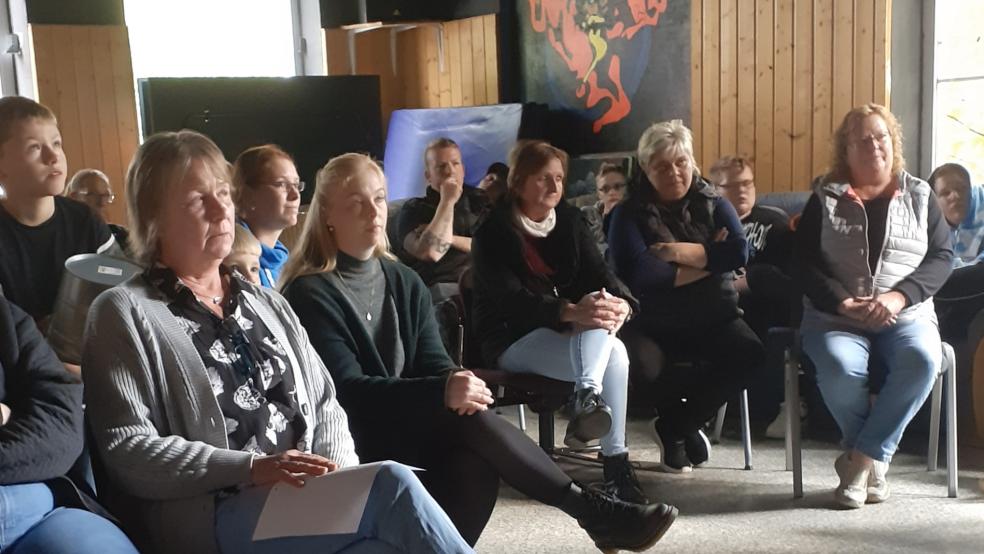 Zahlreiche Kinder, Jugendliche und Eltern waren am Mittwoch ins JUZ gekommen, um Bürgermeister Abbas und Vertretern des Rates die Meinung zu sagen. Kritik rief unter anderem der Umgang mit »JUZ-Mutti« Martina Dannen hervor.  © Foto: Berents