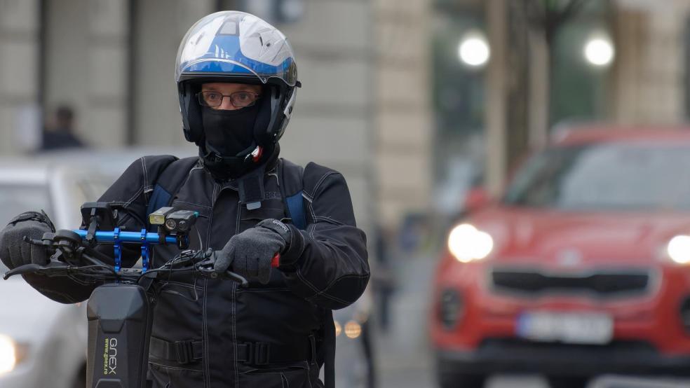 Ein E-Scooter-Fahrer hat in Emden bei einer Polizeikontrolle einen Streifenwagen erheblich beschädigt.  © Symbolfoto: Pixabay