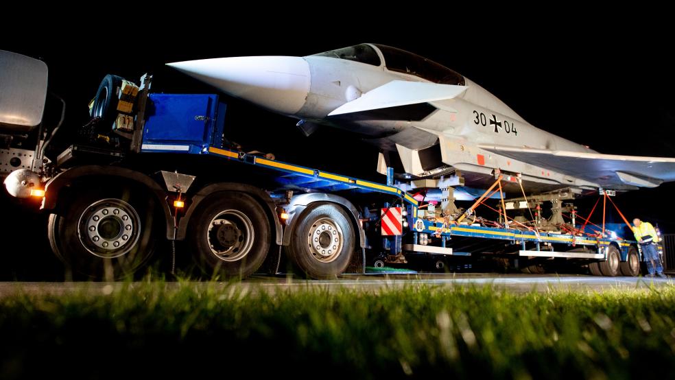 Der Kampfjet wurde vom Militärflugplatz des Luftwaffengeschwaders 71 »Richthofen« in Wittmund rund 20 Kilometer über die Bundesstraße 210 bis zum Objektschutzregiment der Luftwaffe im friesischen Schortens transportiert.  © Dittrich (dpa)