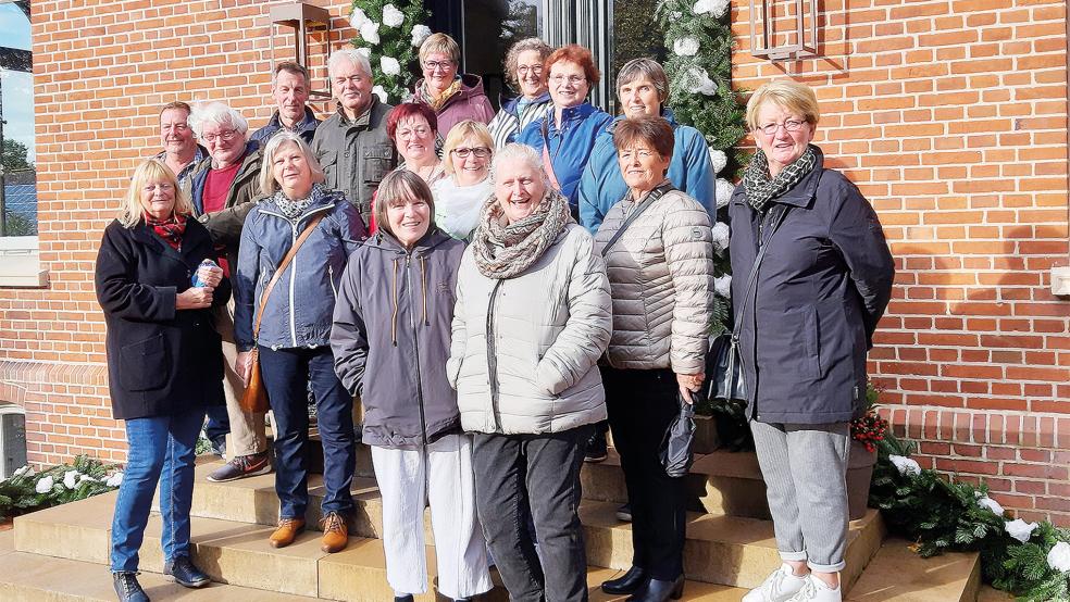Die Teilnehmer des Klassentreffens vor dem Eingang des Tammenshofs in Bunderhee.  © Foto: privat