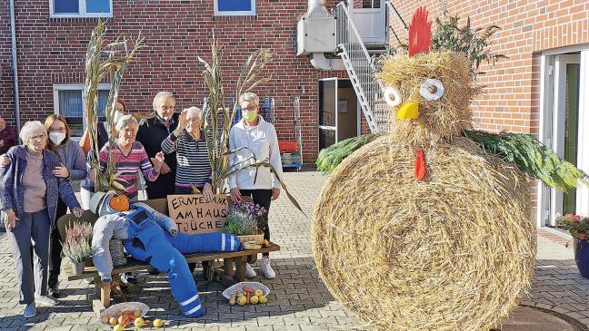 Strohhuhn erfreut Lebenshuus-Bewohner