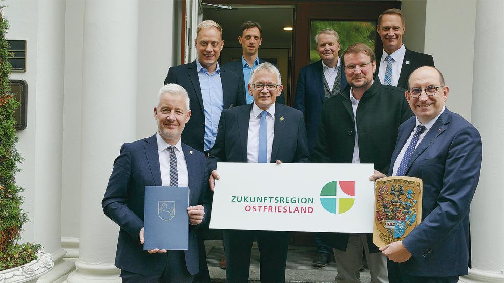 »Schlagkräftiges Regionalmanagement«: Staatssekretär Matthias Wunderling-Weilbier (rechts) übergab den Förderbescheid an die Vertreter der ostfriesischen Kommunen. Links im Bild Landrat Matthias Groote aus Leer.  © Foto: Jürgens