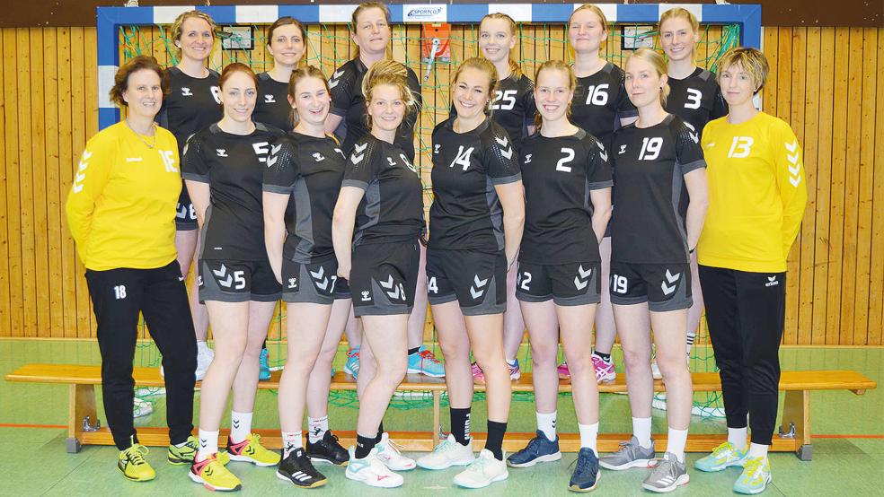 Die HSG Weener/Bunde in der Saison 2022/23: Janina Galitschkin (oben von links), Carina Buntjer, Silke Freese, Wemke de Vries, Deike Smidt und Vanessa Smidt. Untere Reihe von links: Ingrid Yzer, Nicole Buntjer, Jule Weismantel, Pia Yzer, Amke Huisinga, Sina Hegemann, Fenna Diddens, Verena Haan. Es fehlen Trainer Benjamin Sokolusic, Anneke Mannel, Ivonne Köller, Ilka Himstedt.  © Foto: privat