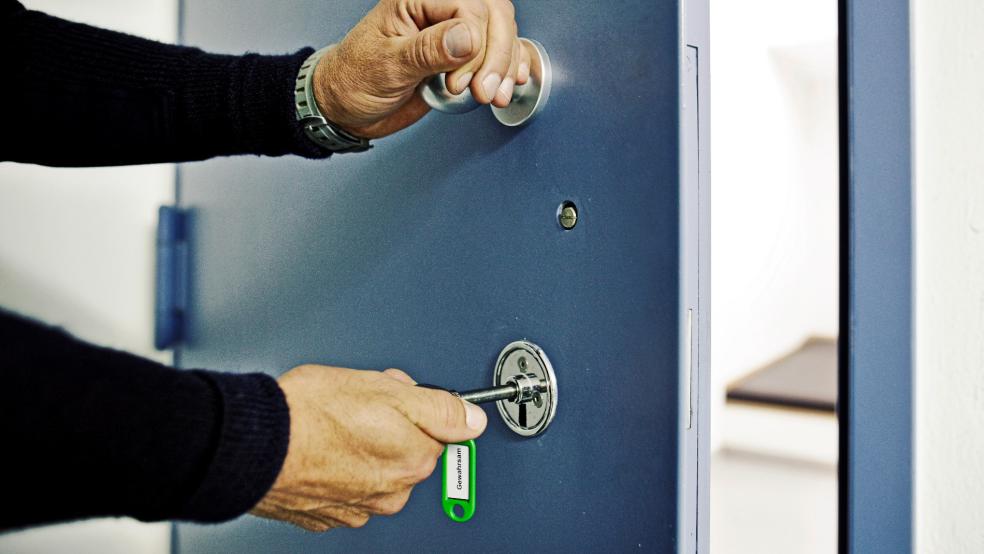 Hinter Schloss und Riegel sitzt jetzt ein 30-jähriger Emder, den zwei Polizisten in ihrer Freizeit zufälllig in einem Imbiss trafen. Sie wussten, das gegen den Mann ein Haftbefehl besteht. © Bundespolizei