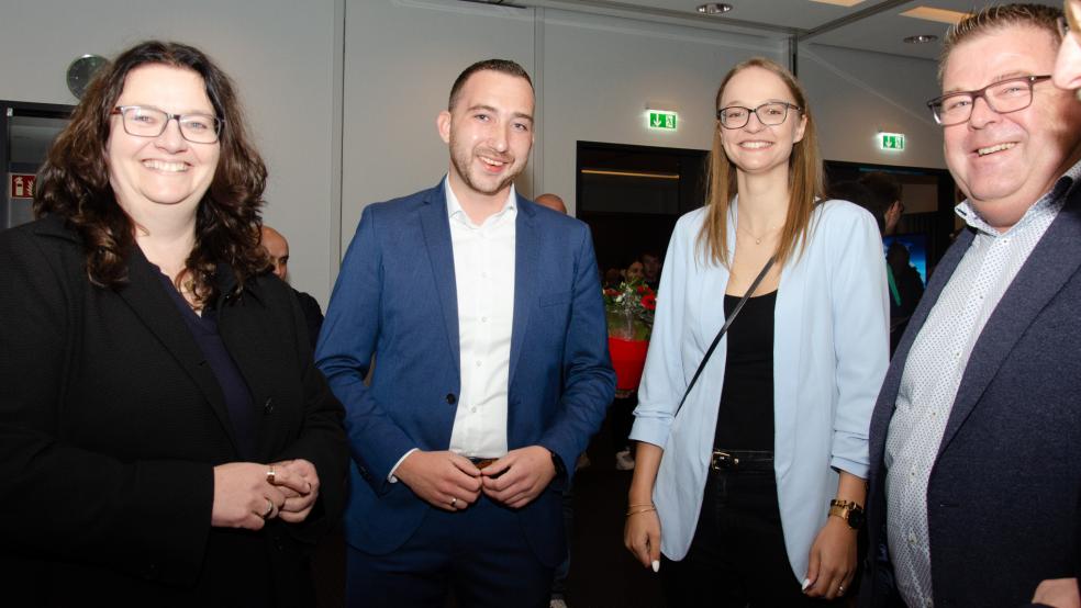 Noch sind nicht alle Wahllokale ausgezählt, aber sein Sieg dürfte gewiss sein: Nico Bloem (2. von links) aus Tichelwarf zeigt sich überwältigt über den Zuspruch, den er erfährt. Rechts neben ihm: seine Frau Kerstin und Thomas Gelder, Erster Bevollmächtigter der IG Metall, aus Bunde. Links: SPD-Kreisvorsitzende Anja Troff-Schaffarzyk. © Hanken