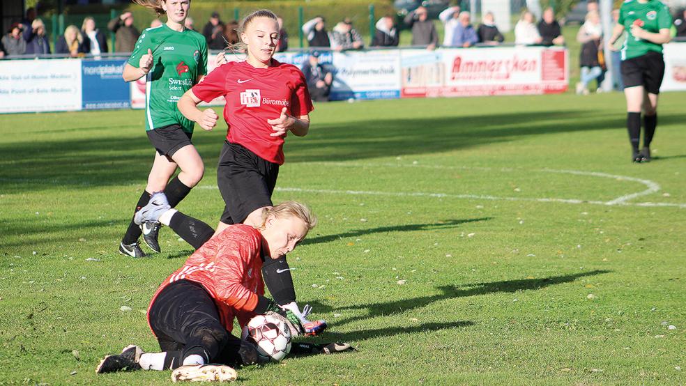 SG-Torhüterin Woortmann rettet vor Jana Frieling. Die Spielerin des SV Ems war an zwei Treffern entscheidend beteiligt.  © Foto: Berents