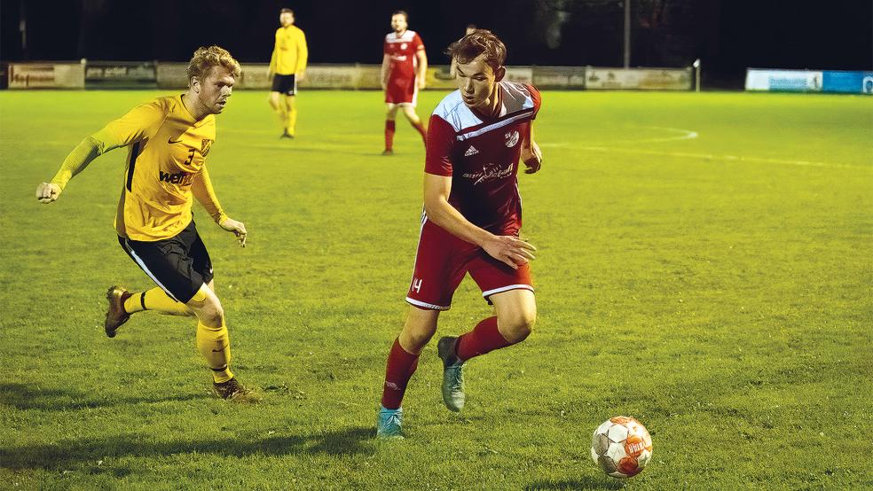 Der SV Ems Jemgum (im Bild Simon Wurps) zeigte gegen den TuS Weene eine gute Defensivleistung. Im Sturm waren die Jemgumer jedoch zu harmlos.  © Foto: Zuidema